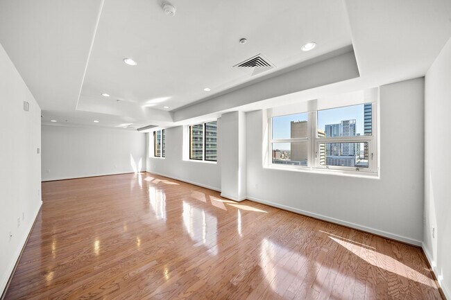 Building Photo - 914 Main St