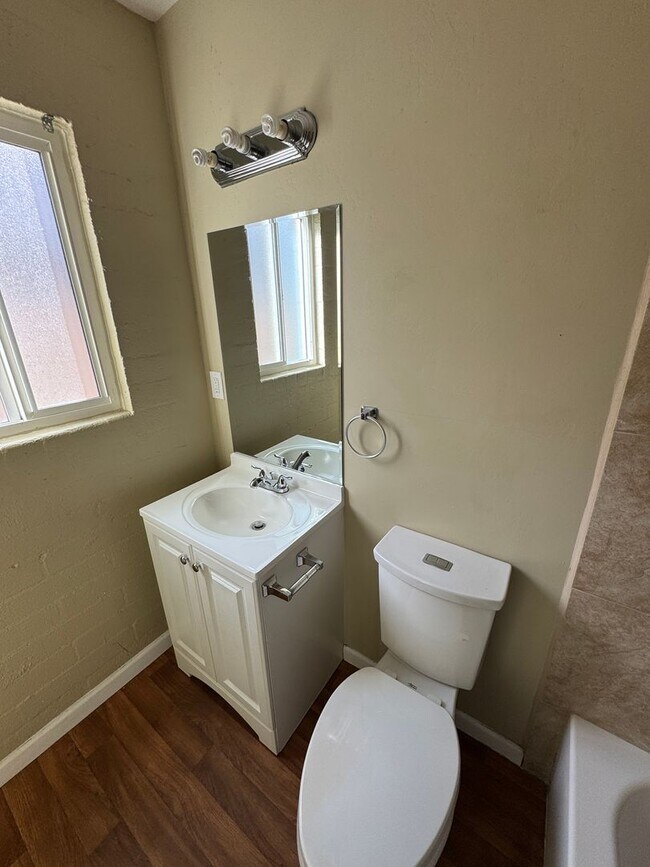 Building Photo - Modern Midtown Living: Sleek 1-BR with Wood Floors in Tucson’s Garden District