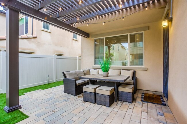 Building Photo - 5 Bedroom Home in Rancho Tesoro!
