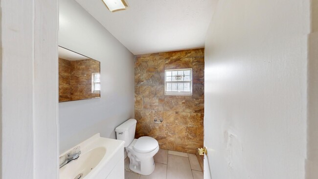 Building Photo - 3BR/1BA HOUSE - Riverview Area  **HALF OFF...