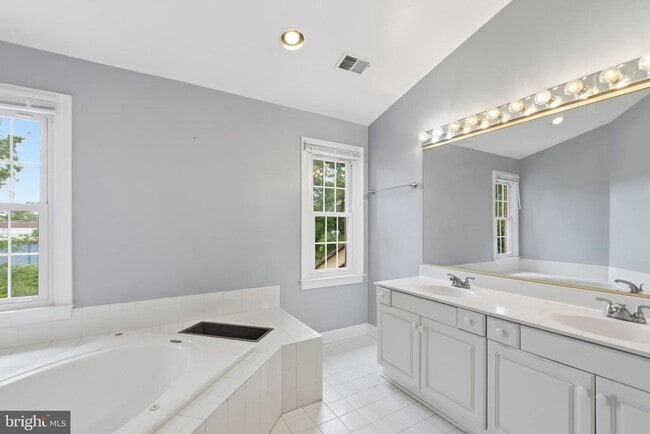 Building Photo - 6323 Barcroft Mews Dr