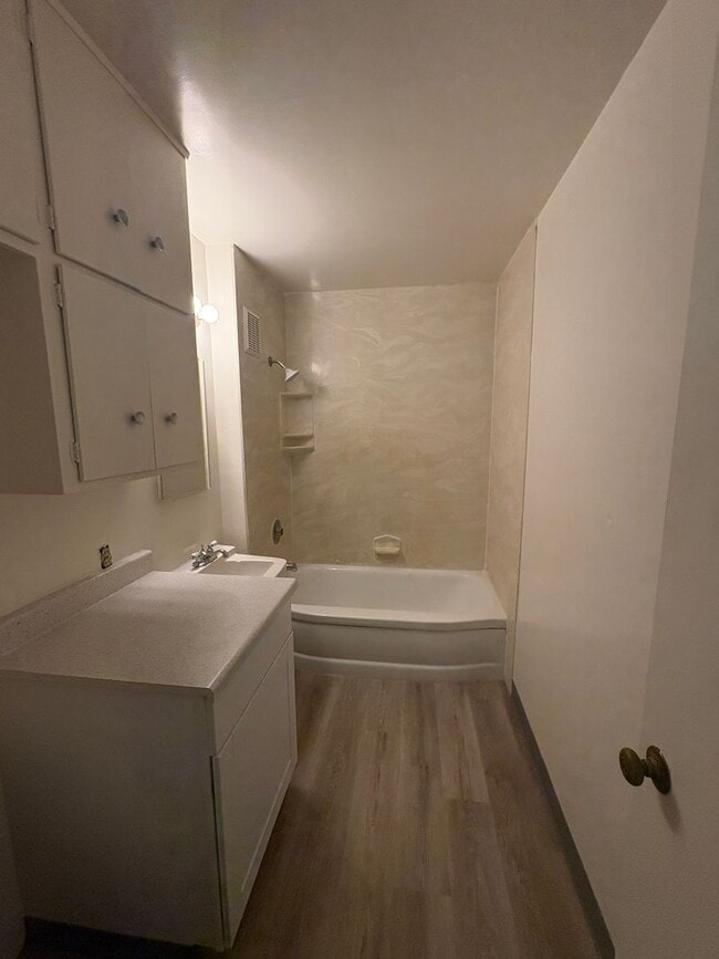 Building Photo - 2 Bedroom Near Harlow