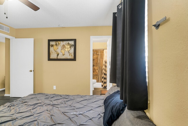 Building Photo - 5664 Longview Dr