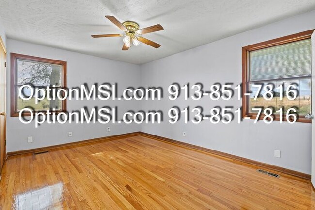 Building Photo - Spacious and move in ready!