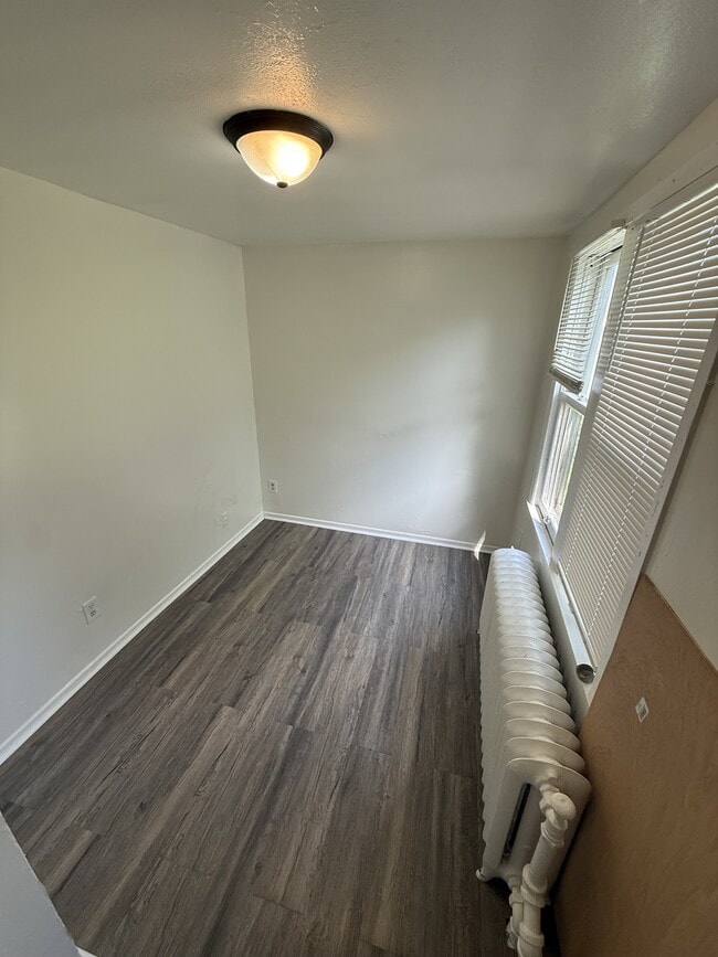 Building Photo - 546 Edmund Ave W