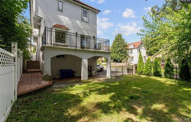 Building Photo - 11 Floyd Pl