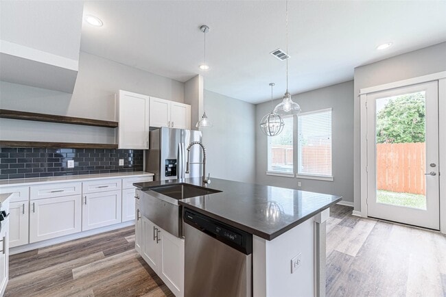 Building Photo - 6725 Parker Oaks Ln