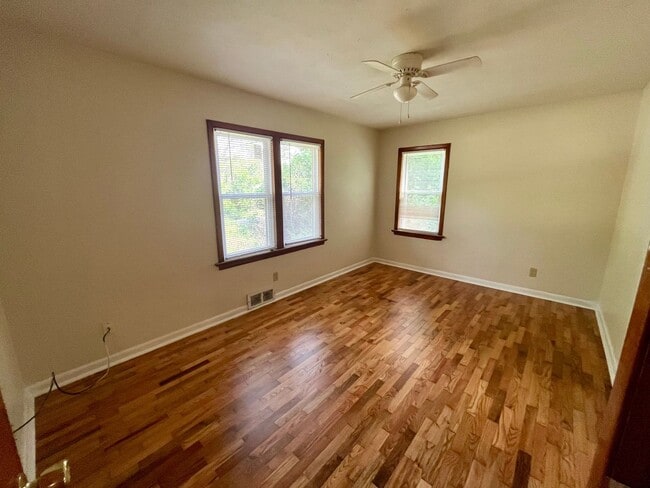 Building Photo - 2 Bedroom / 1 Bath House located in a Quie...