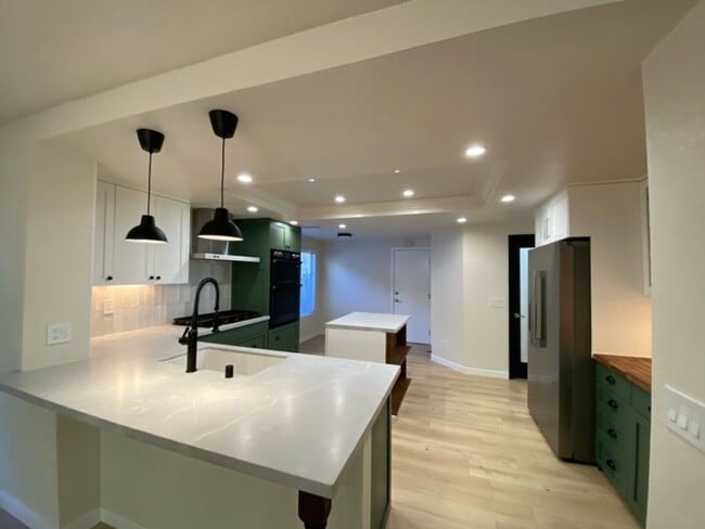 Building Photo - Beautiful 3BD/2.5Bath home within the Rancho Del Oro Village!