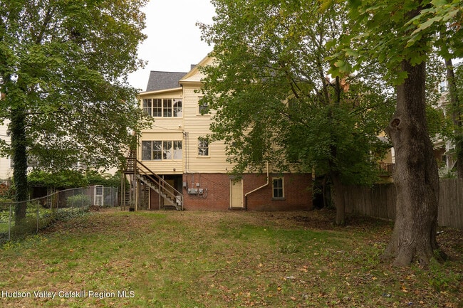 Building Photo - 267 Main St