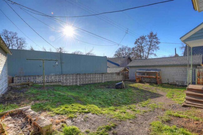 Building Photo - 1709 W Spofford Ave