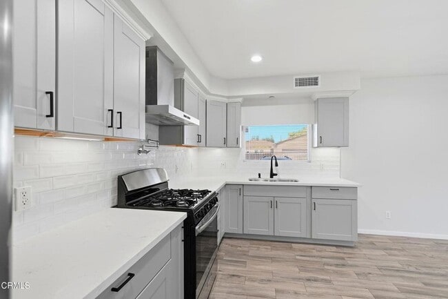 Building Photo - 6721 1/2 Vineland Avenue Unit