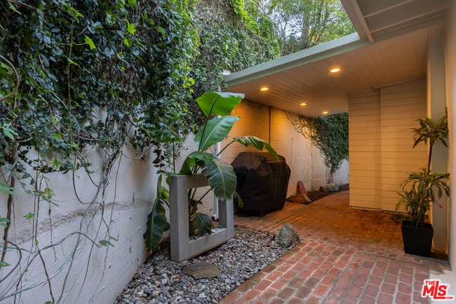 Building Photo - 7473 Mulholland Dr