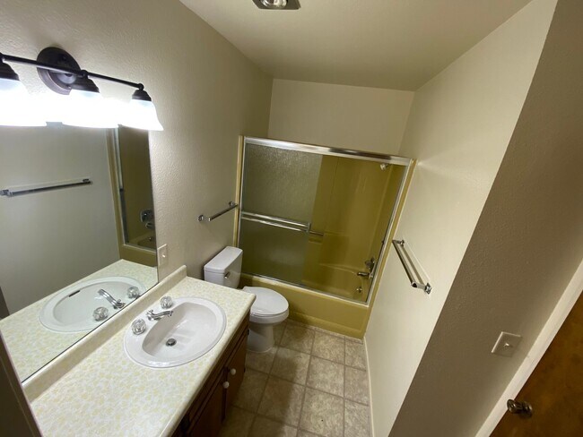 Building Photo - Cozy apartment for rent in Visalia