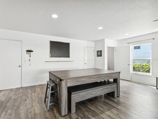 Building Photo - 6241 Bayside Dr