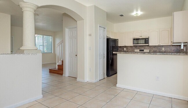 Building Photo - 2831 SE 15th Rd