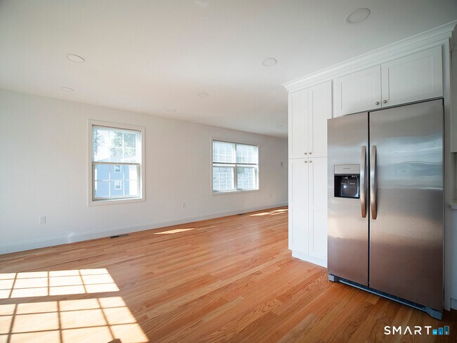 Building Photo - 44 Mettler St