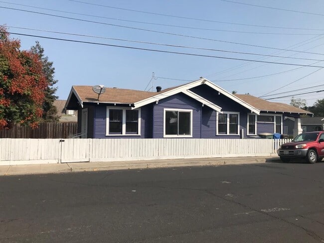 Building Photo - 329 S Veach Ave