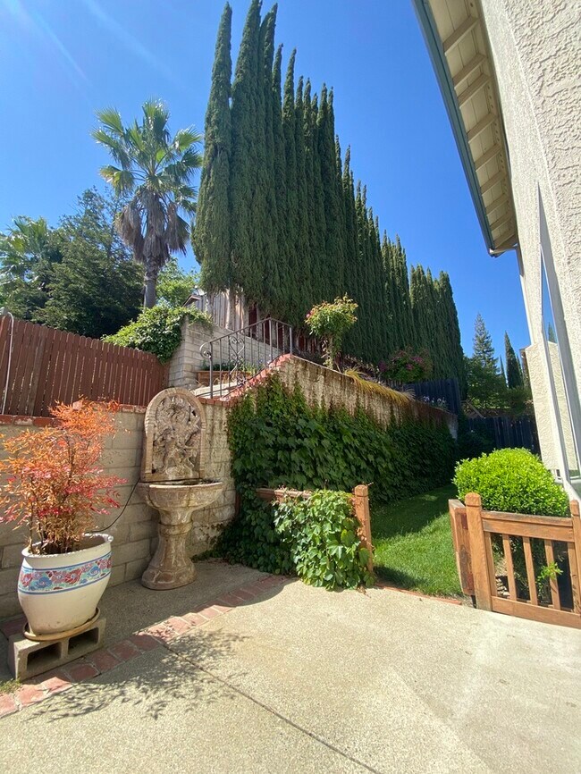 Building Photo - 6118 Cameo Dr