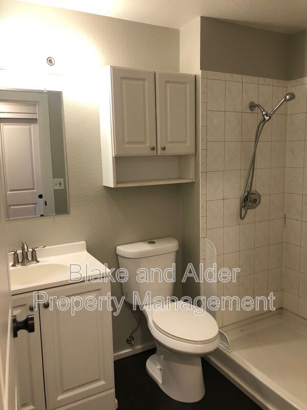 Building Photo - 2410 SE 9th Ct