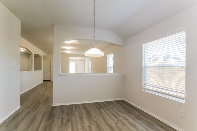 Building Photo - 8723 Lar Ree Oaks Cir