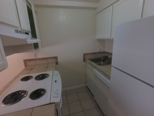 Building Photo - Cool Garden level unit, affordable utilities-only pay electric!