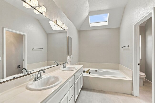 Building Photo - 749 Glenborough Dr