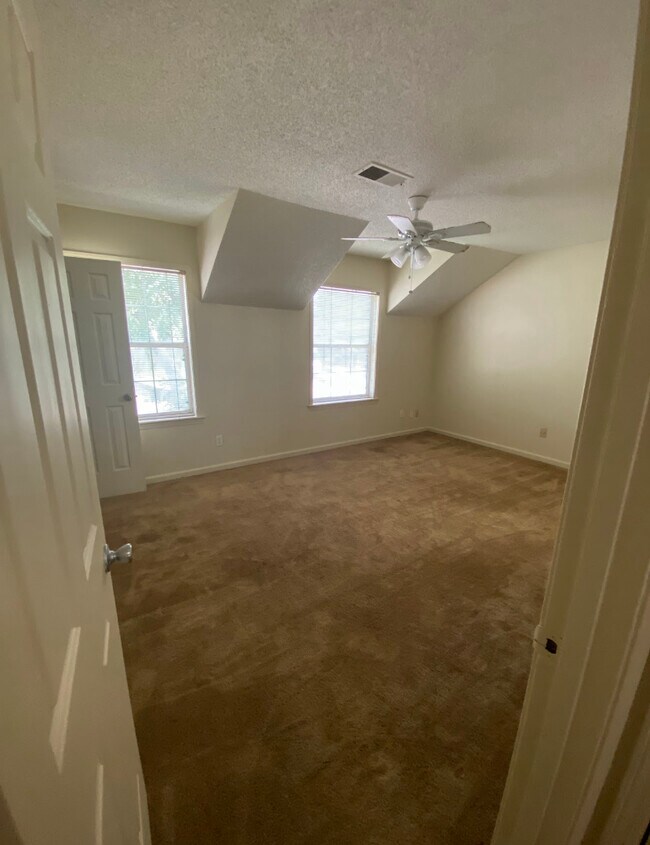 Building Photo - 5211 Kimbark Woods Dr