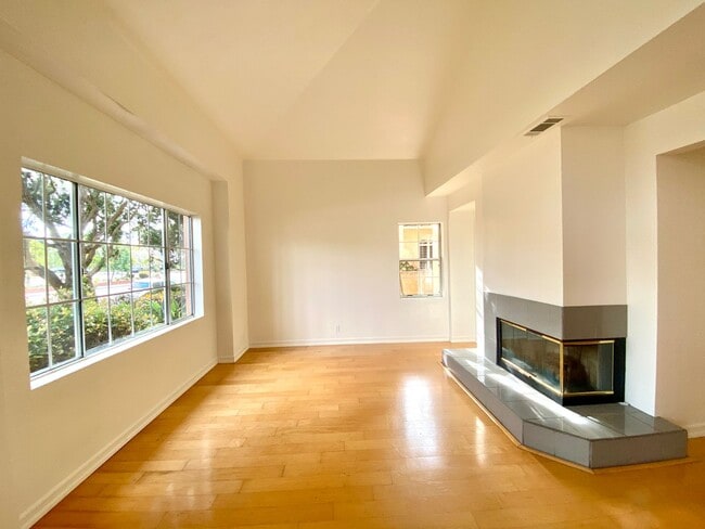 Building Photo - NEW PRICE! Spacious 3bdrm 2.5bath Condo w/2 car garage & private laundry hookups, community Pool ...