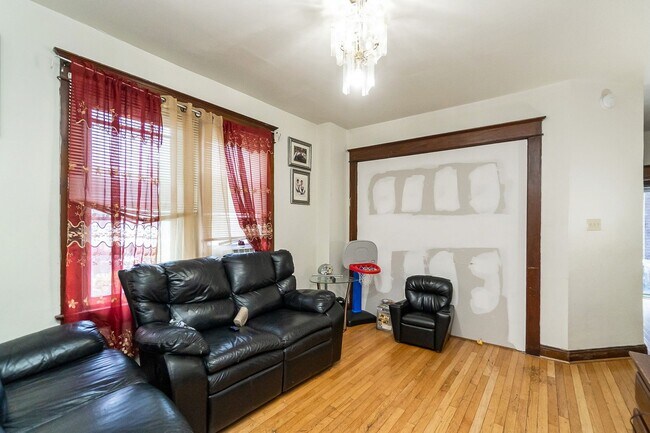 Building Photo - ? Spacious 3-Bedroom Home in Allentown – M...