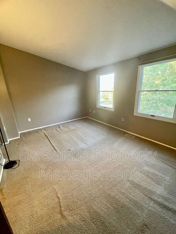Building Photo - 925 Elm Ct