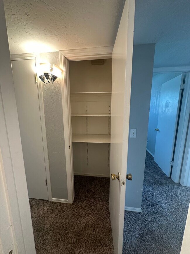 Building Photo - 4844 Woodview Dr