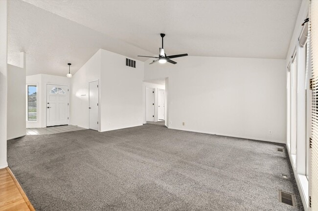 Building Photo - Charming 3-Bed, 3-Bath Home in Quiet Boise...