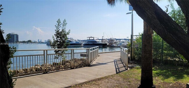 Building Photo - 1750 N Bayshore Dr