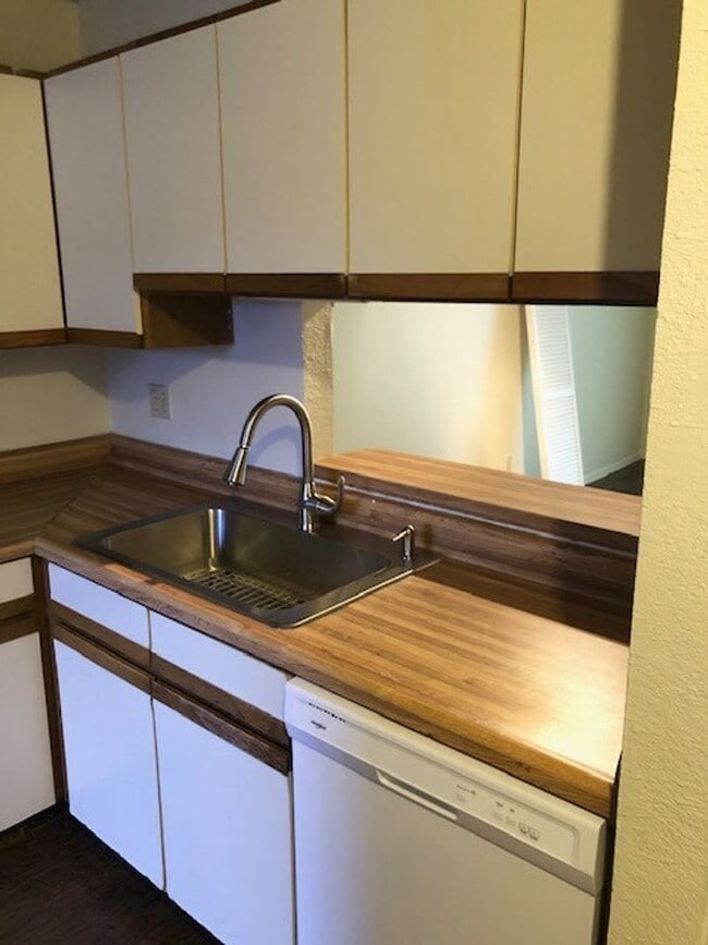 Building Photo - 2 BEDROOM CONDO BY UNT