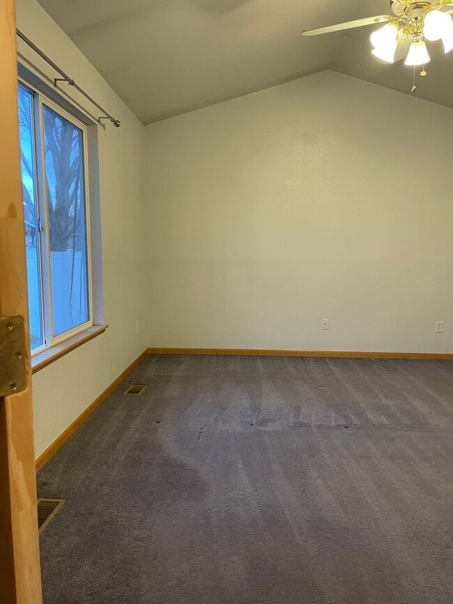 Building Photo - Spacious 4-Bedroom / 3-Bath Single Family Home in Windsor!