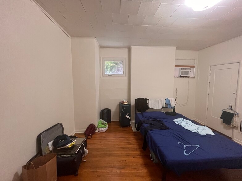 Building Photo - 5604 Pocusset St