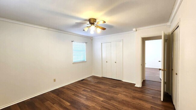 Building Photo - Beautiful 3 Bed 2 Bath Corner Lot