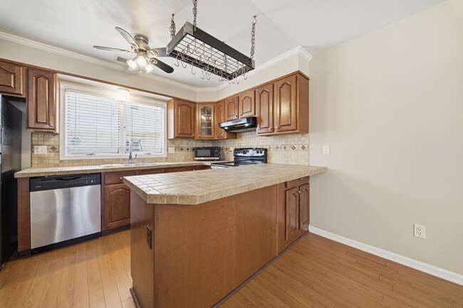 Building Photo - 824 W Ocean View Ave