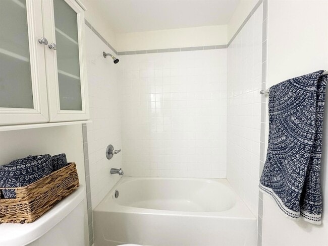 Building Photo - 1156 Grandview Cir