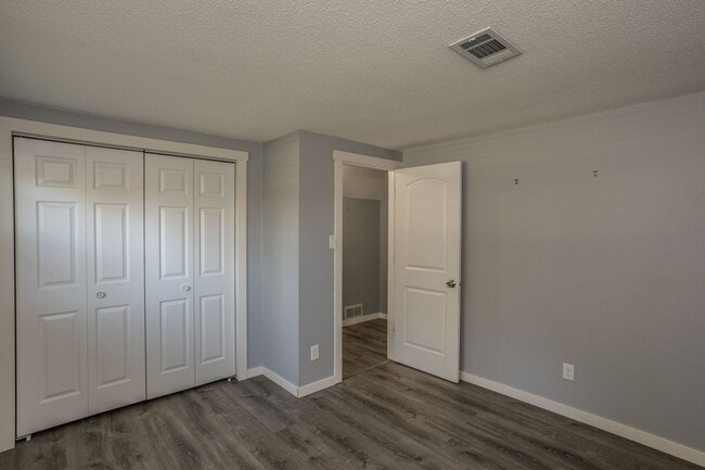 Building Photo - Great Urbandale home!