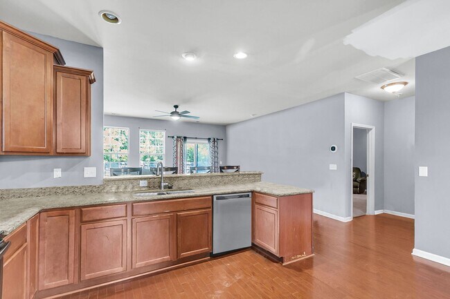 Building Photo - Beautiful & Bright 5BR Home with Large Bac...