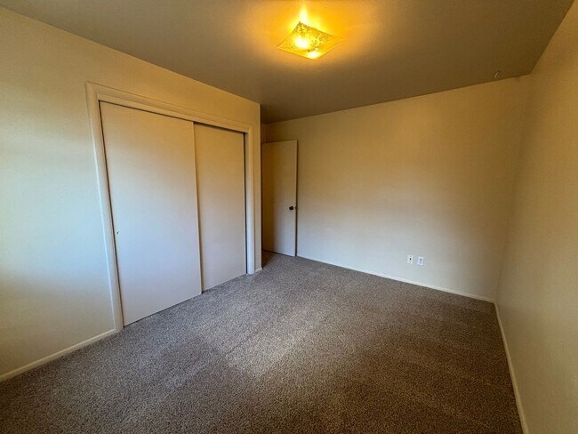Building Photo - 4 bed 1.5 bath Ranch Style Home with Basem...