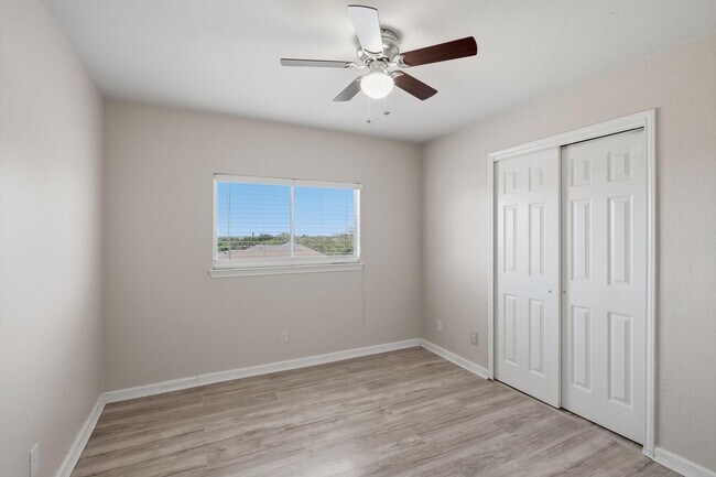 Building Photo - 4BR Home with Open Living Area & Included Appliances