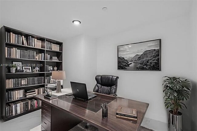 Building Photo - 700 NE 24th St