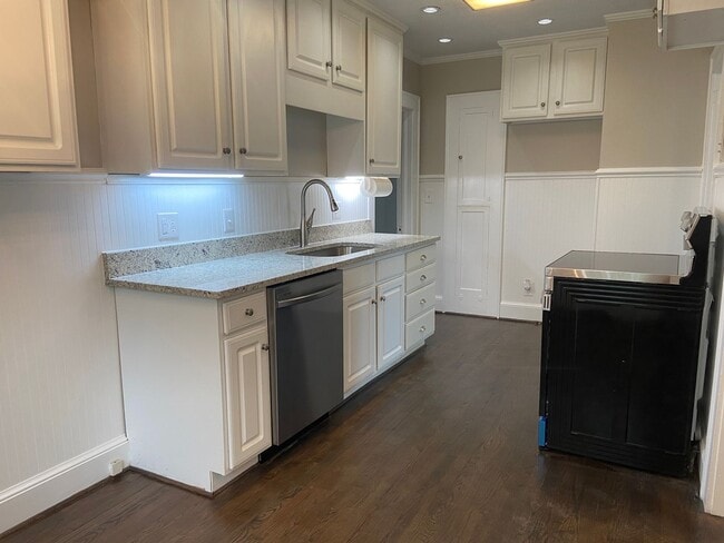 Building Photo - 2 Bedroom, 1 Bathroom House in Burlington!