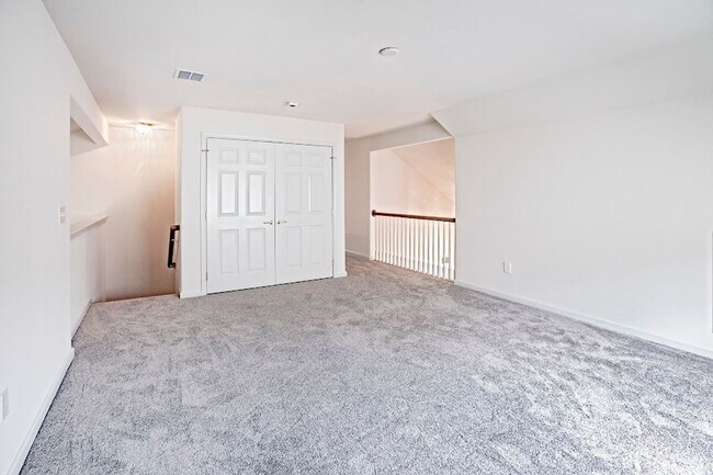 Building Photo - Beautiful 3 bedroom, 3 bath home in over 5...