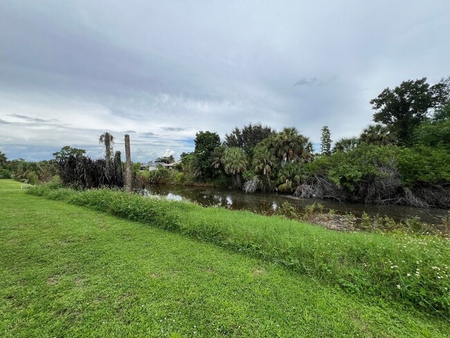 Building Photo - ** Annual ** 2 Bed / 2 Bath ** Single Fami...