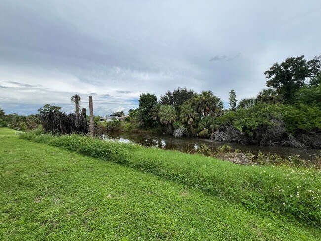 Building Photo - ** Annual ** 2 Bed / 2 Bath ** Single Family Home ** Conveniently Located ** $1,395