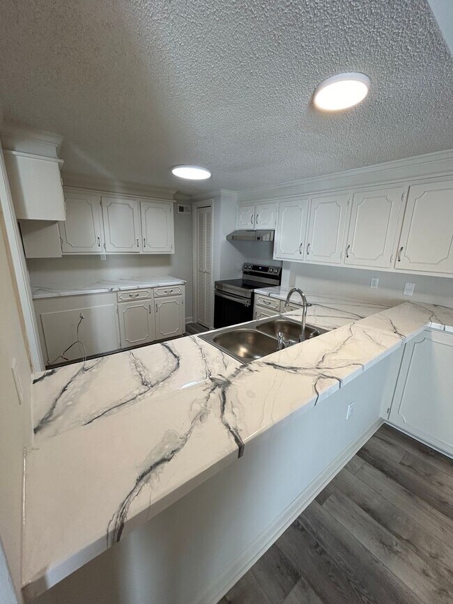 Building Photo - Newly Remodeled 3 Bedroom in Deer Manor!